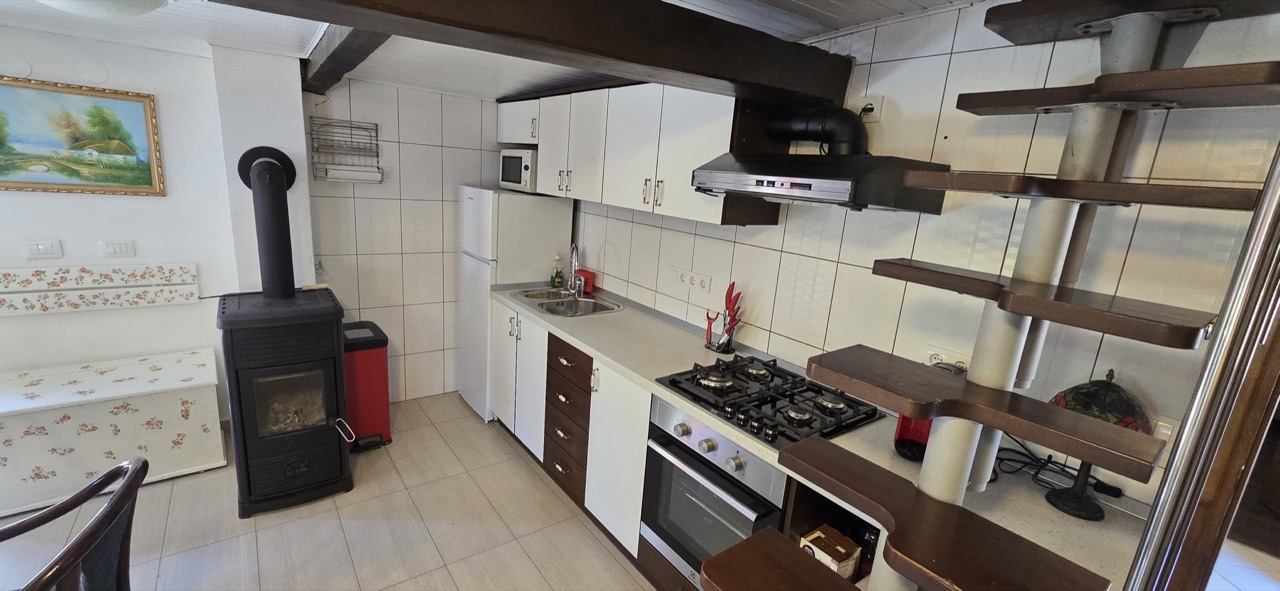 Kuhinja s pećicom na drva