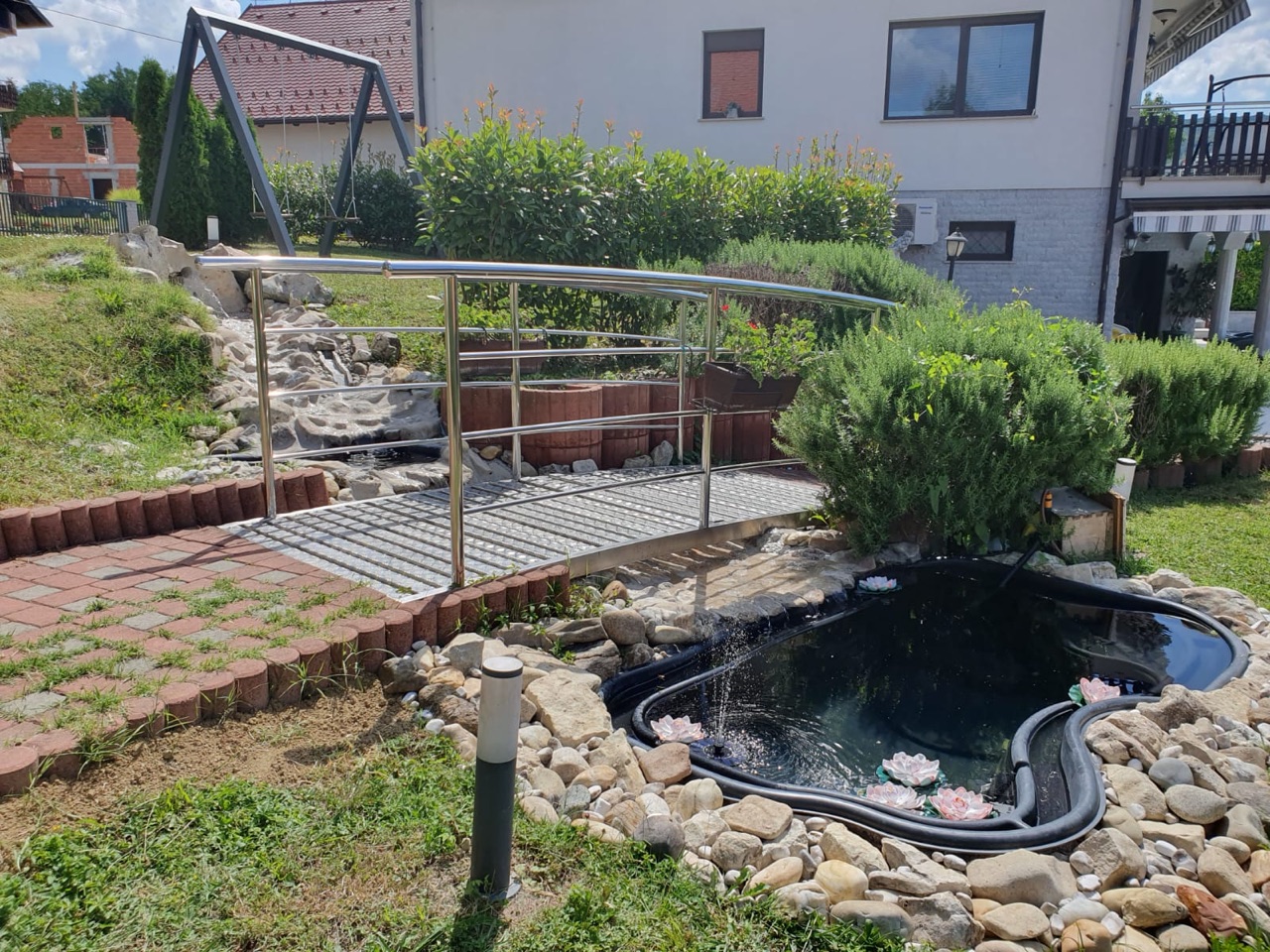 Uređeno dvorište s ribnjakom i mostićem