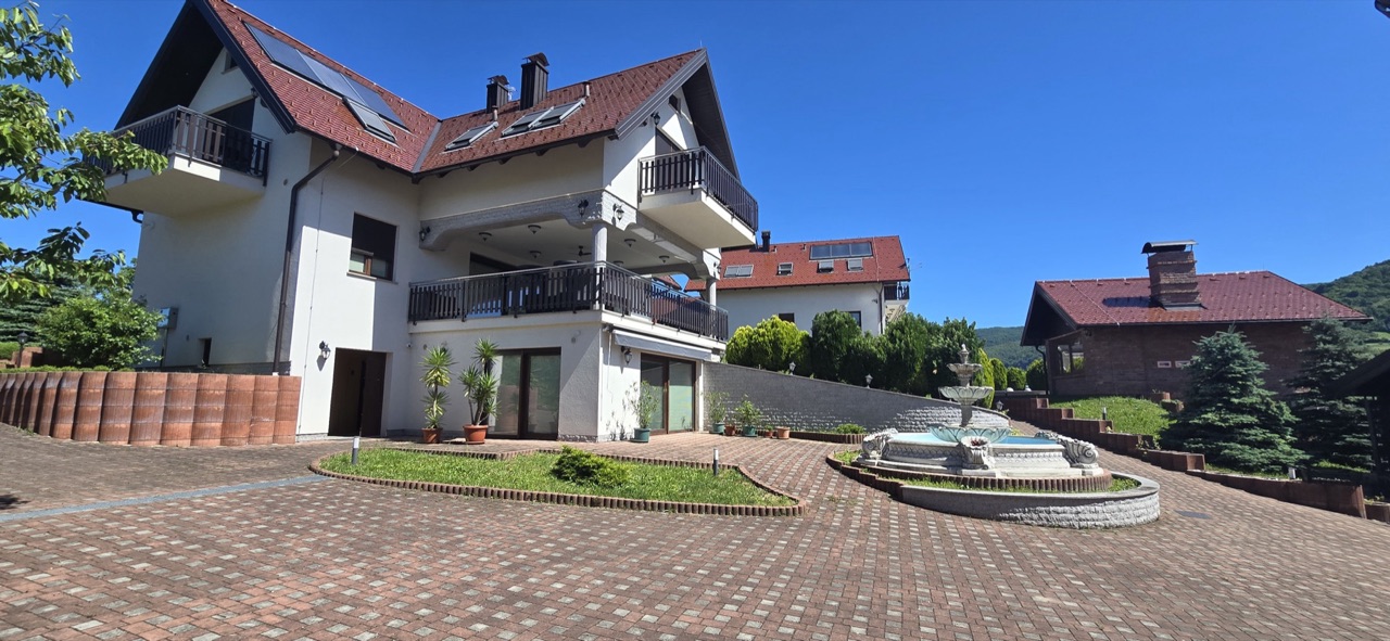 Vila s fontanom i prilazom