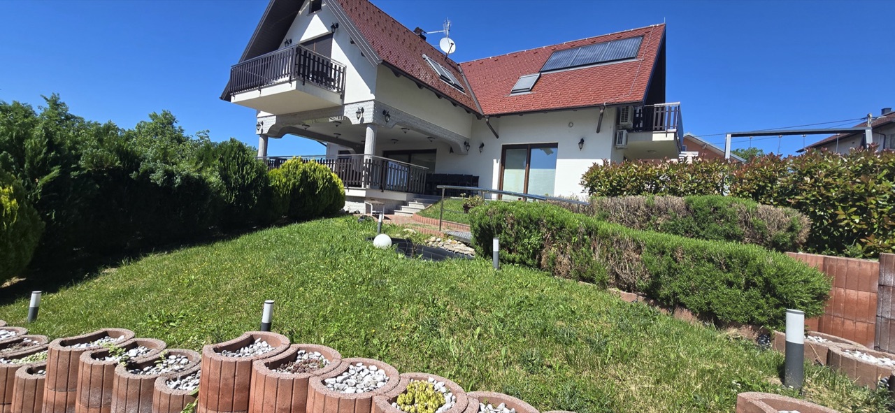 Vrt Ville Aurelije sa zelenim bregima